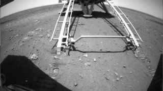 Китайский ровер съехал с посадочной платформы на поверхность Марса 