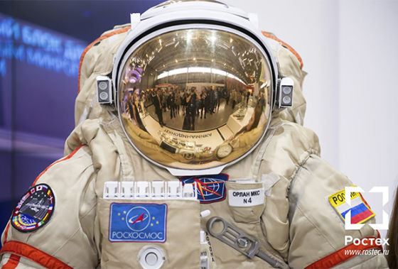 В Роскосмосе сообщили, что изготовление скафандров съемочной группы на МКС идет по графику