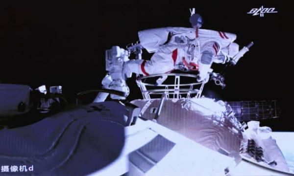 Астронавты Китая совершили первый в своей истории тандемный выход в открытый космос