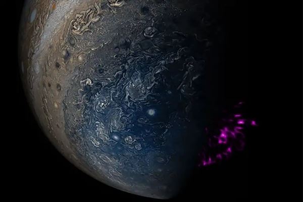 Разгадана 40-летняя тайна вспышек на Юпитере