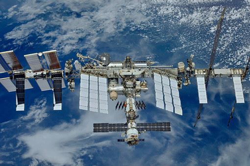 "Роскосмос" рассказал, на какое расстояние космический мусор приблизится к МКС
