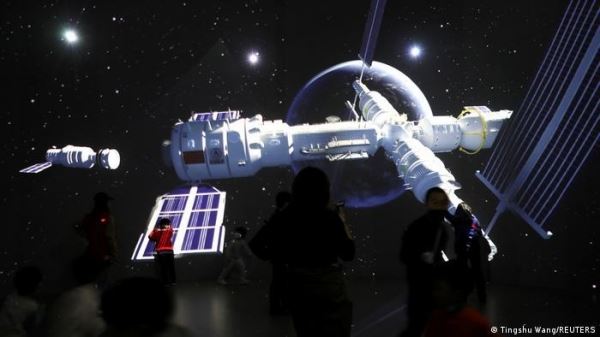 Китай состыковал корабль с трёмя космонавтами с собственной космической станцией