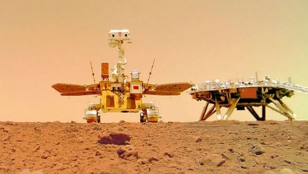 Китайский марсоход «Чжужун» делает селфи на Красной планете