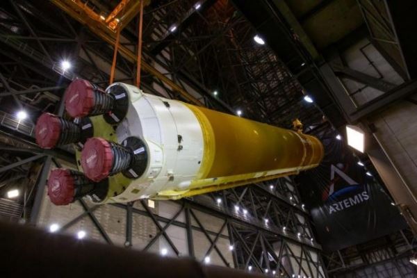 NASA показало сборку ракеты, которая должна вернуть астронавтов на Луну