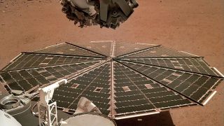 Падение уровня мощности солнечных батарей угрожает миссии InSight
