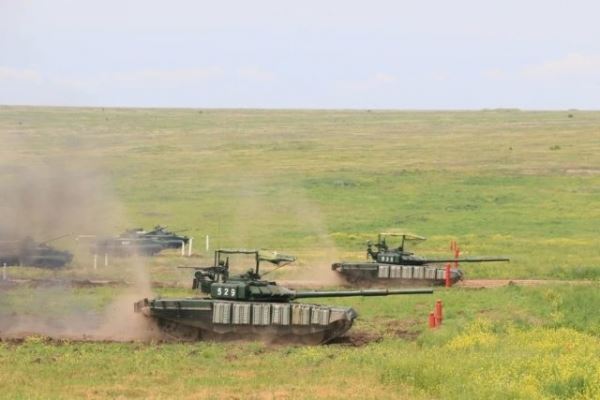 Противоракетный "козырек": Т-72Б3 с новой защитой замечен под Ростовом