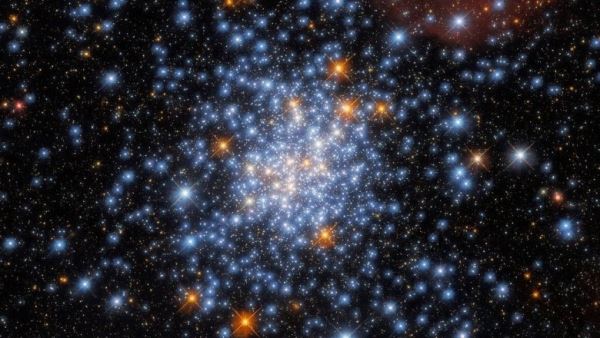 Астрономы показали одно из самых красивых звездных скоплений
