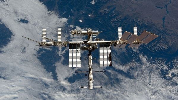 «Роскосмос» втрое сократил оценку расстояния сближения МКС с космическим мусором