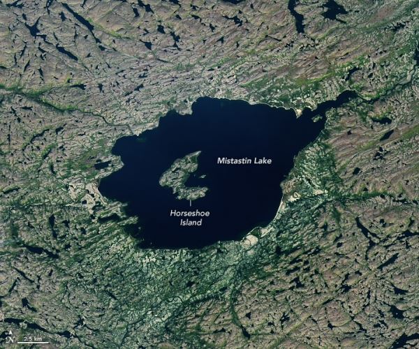 Спутник сфотографировал озеро-кратер