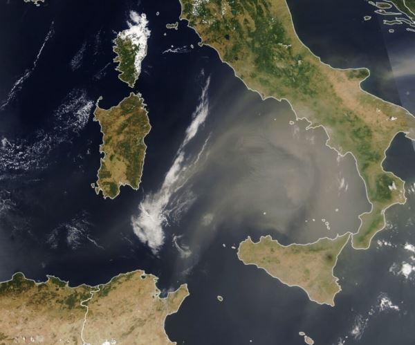 Спутник сфотографировал пылевое облако над Средиземным морем